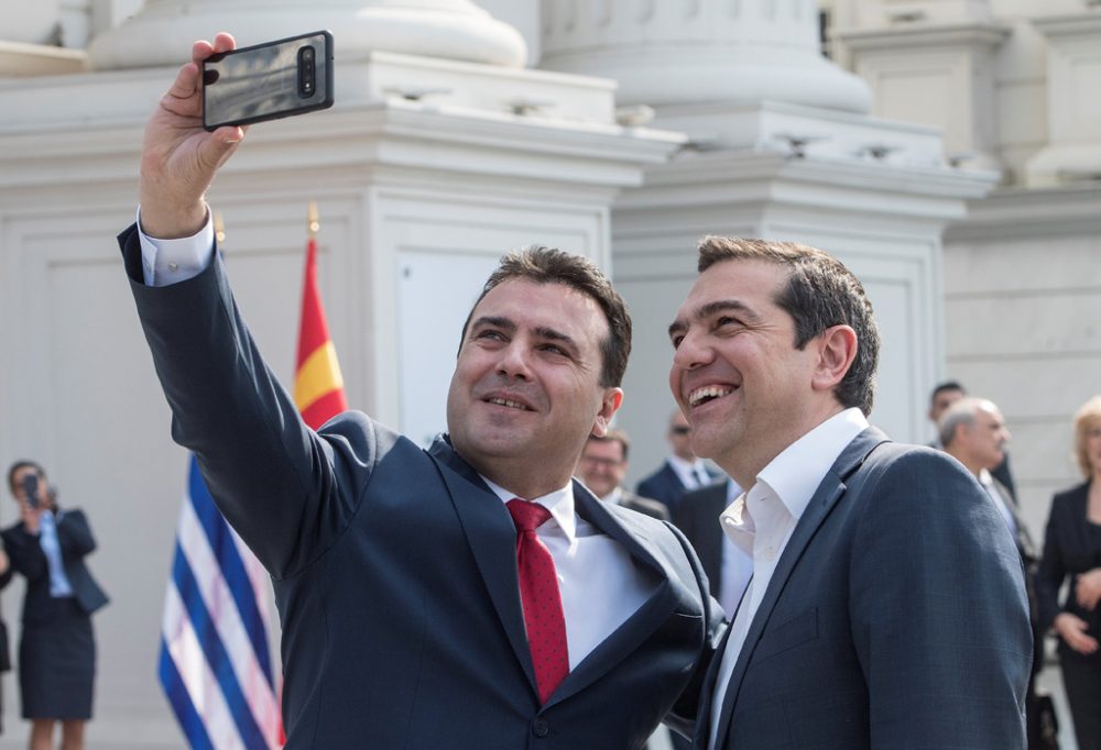 Der mazedonische Premierminister Zoran Zaev und sein griechischer Amtskollege Alexis Tsipras am 2. April in Skopje (Bild: Robert Atanasovski/AFP)