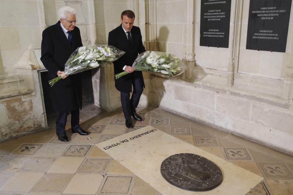 Der italienische Präsident Sergio Mattarella und sein französischer Amtskollege Emmanuel Macron legen Blumen am Grab von Leonardo da Vinci nieder (Bild: Philippe Wojazer/AFP)