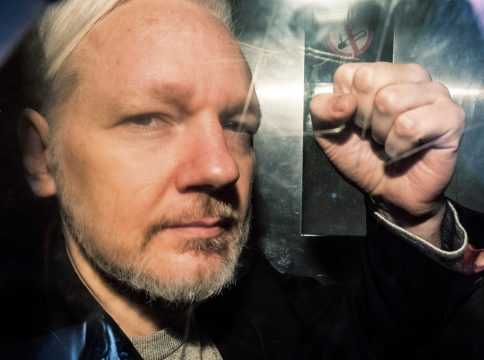 Julian Assange bei seiner Ankunft am Gericht in London am 1. Mai (Bild: Daniel Leal-Olivas/AFP)