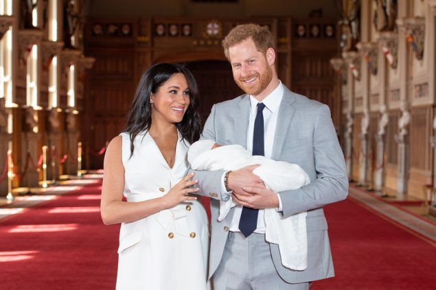 Herzogin Meghan und Prinz Harry mit ihrem kleinen Sohn (Bild: Dominic Lipinski/Pool/AFP)