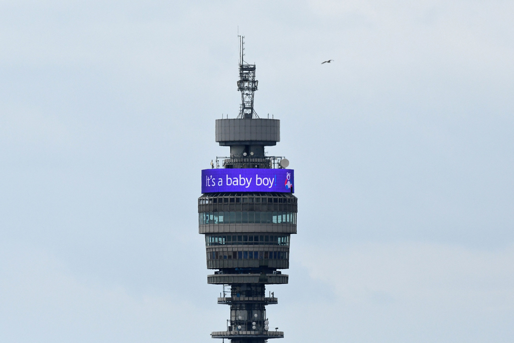 Prinz Harry und Meghan werden Eltern eines Jungen - Banner leuchtet auf dem BT Tower in London