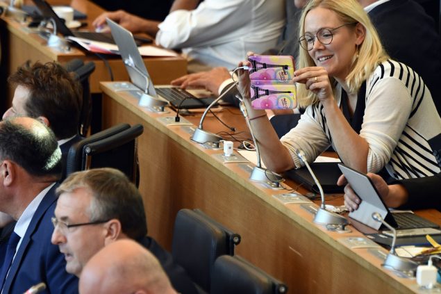 Jenny Baltus-Möres im Wallonischen Parlament (Bild: Eric Lalmand/Belga)