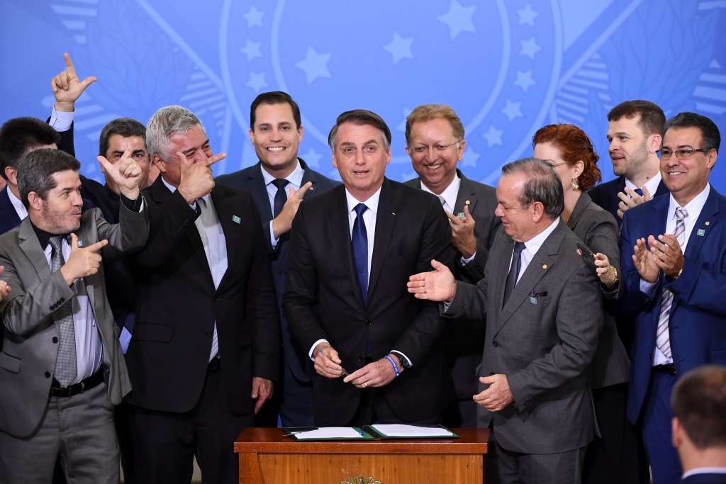 Bolsonaro unterzeichnet das Dekret, das den Besitz und Import von Waffen vereinfacht (Bild Evaristo Sa/AFP)