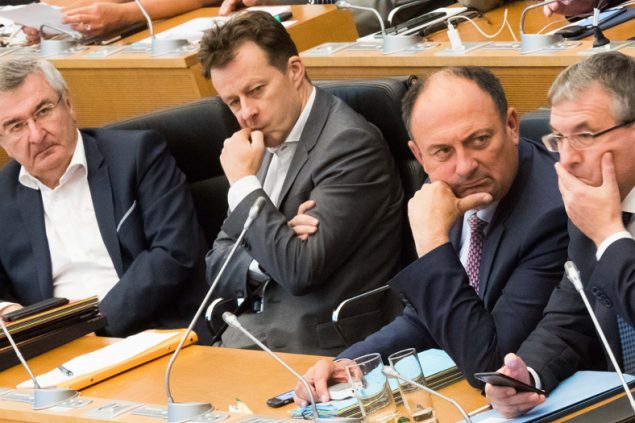 René Collin, Carlo Di Antonio, Willy Borsus und Pierre-Yves Jeholet bei einer Sitzung im wallonischen Parlament in Namur (Archivbild: Benoit Doppagne/Belga)