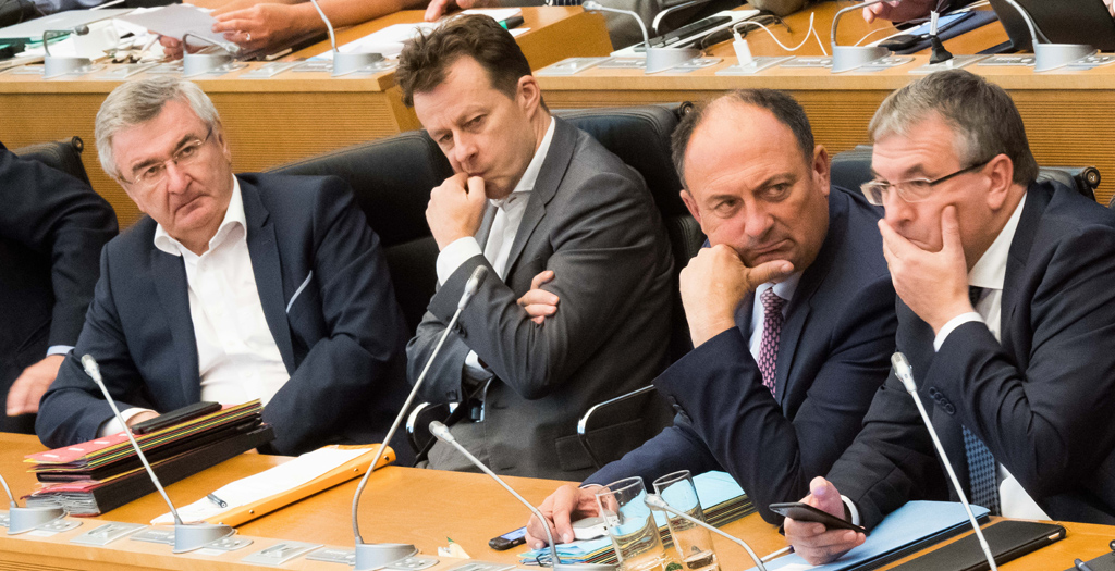 René Collin, Carlo Di Antonio, Willy Borsus und Pierre-Yves Jeholet bei einer Sitzung im wallonischen Parlament in Namur (Archivbild: Benoit Doppagne/Belga)