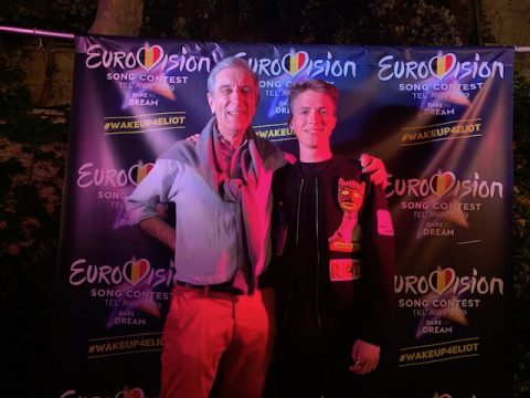 Botschafter Olivier Belle liegt väterlich den Arm um Eliot (Bild: Wolfgang Grube)