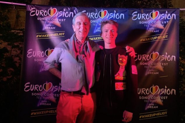 Botschafter Olivier Belle liegt väterlich den Arm um Eliot (Bild: Wolfgang Grube)