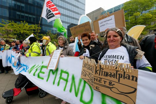 Armutsverbände demonstrieren mit Schülern für bessere Klimapolitik