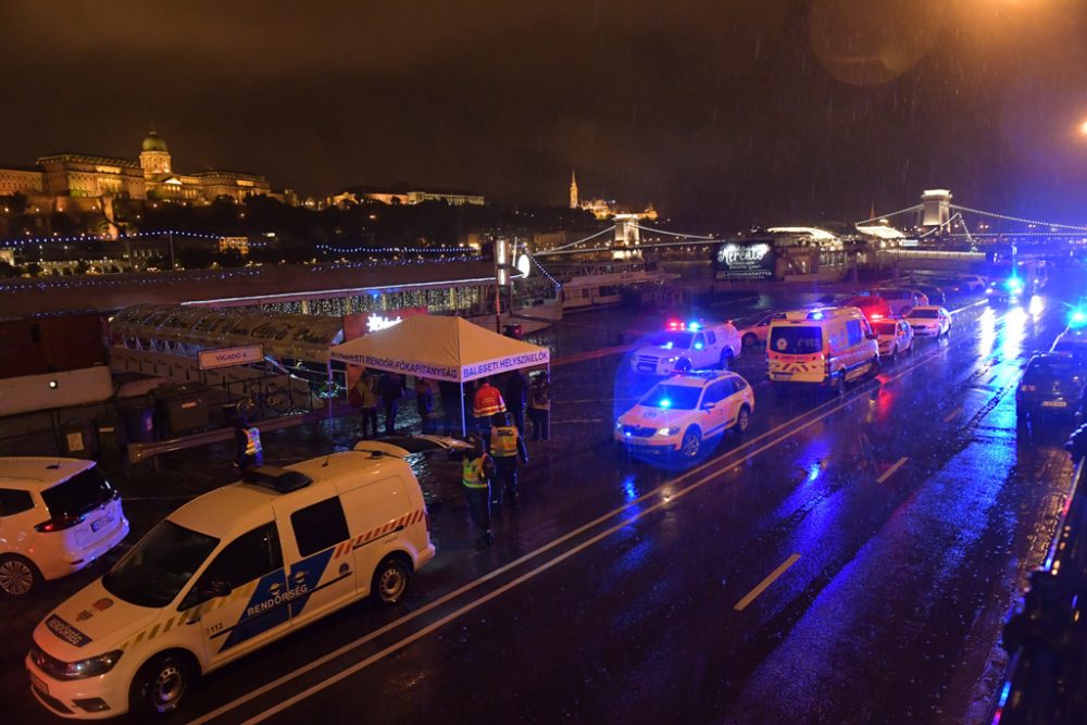 Schiffsunglück auf der Donau in Budapest - Rettungskräfte im Einsatz (Bild: Gergely Besenyei/AFP)