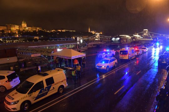 Schiffsunglück auf der Donau in Budapest - Rettungskräfte im Einsatz (Bild: Gergely Besenyei/AFP)