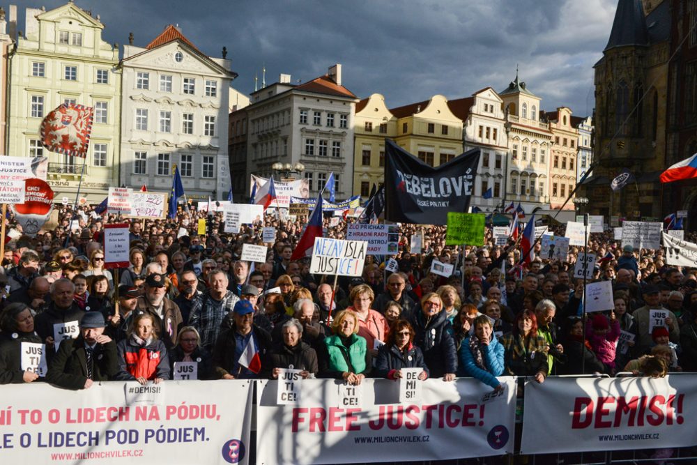 Demonstration gegen Justizministerin Marie Benesova (Bild: Michael Cizek/AFP)