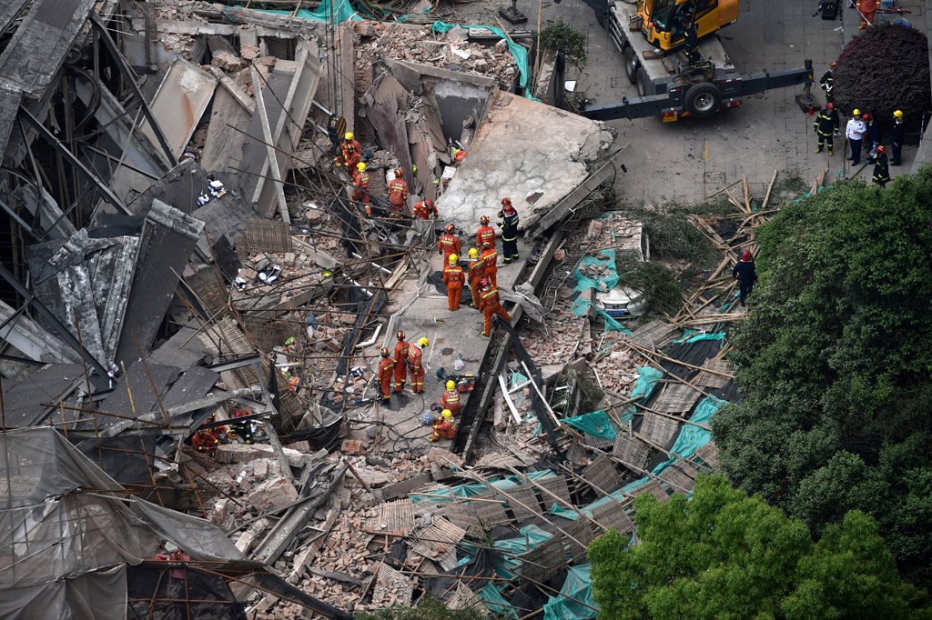 Gebäude in Schanghai eingestürzt (Bild: Hector Retamal/AFP)
