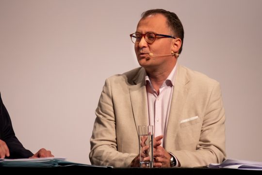 Yves Derwahl bei der Europawahldebatte des BRF im Triangel St. Vith (Bild: Julien Claessen/BRF)