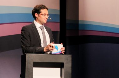 Europawahldebatte des BRF - Moderator Olivier Krickel (Bild: BRF)