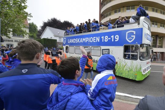 Die Fans des RSC Genk feiern den Titel mit ihrer Mannschaft (Bild: Yorick Jansens/Belga)