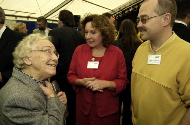 Inge Gerckens mit Karin Meyer und Frank Vandenrath beim 60-jährigen Jubiläum des BRF im Jahr 2005 (Bild: BRF)