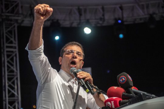 Ekrem Imamoglu hält auf diesem Archivbild eine Rede, in der einen Hand hält er das Mikrofon, die andere Hand reckt er kämpferisch in die Höhe