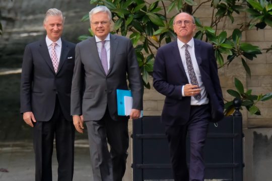 Didier Reynders und Johan Vande Lanotte verlassen König Philippe mit einem Auftrag (Bild: Nicolas Maeterlinck/Belga)