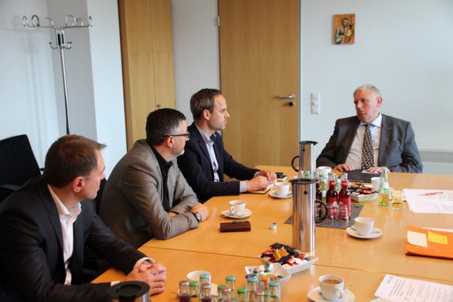 Gerd Völl, Pascal Arimont und Colin Kraft im Gespräch mit NRW-Gesundheitsminister Laumann (Bild: CSP Ostbelgien)