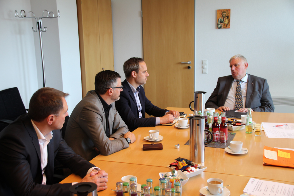 Gerd Völl, Pascal Arimont und Colin Kraft im Gespräch mit NRW-Gesundheitsminister Laumann (Bild: CSP Ostbelgien)