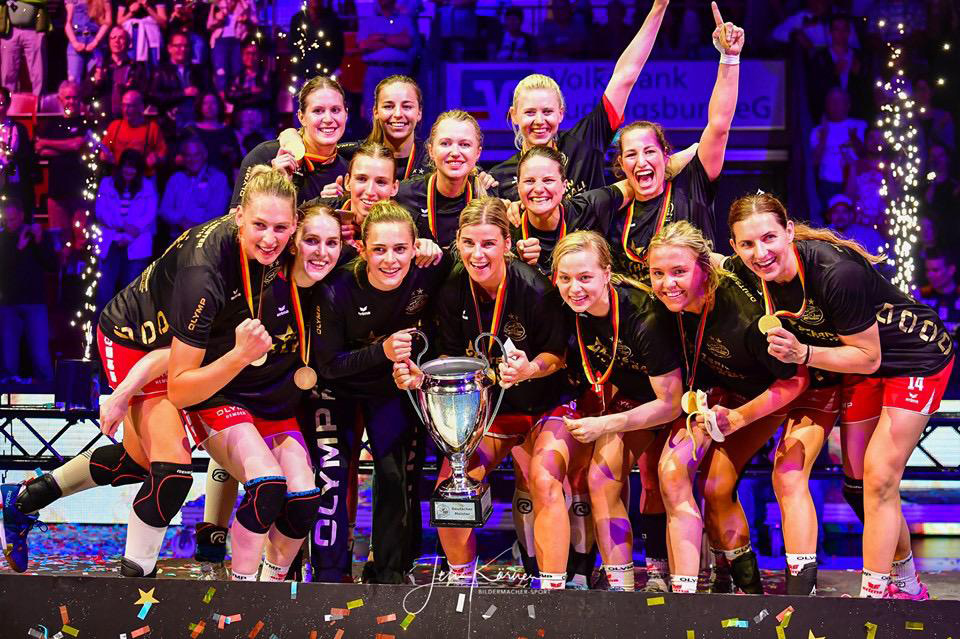 Kim Braun und ihre Mannschaftskolleginnen feiern den deutschen Meistertitel (Bild: SG Bietigheim)