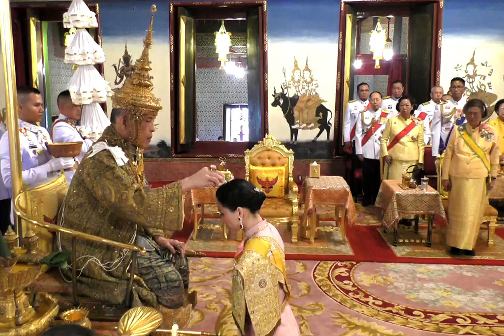 Thailands König Vajiralongkorn krönt Königin Suthida (Bild: Thai TV Pool/AFP)