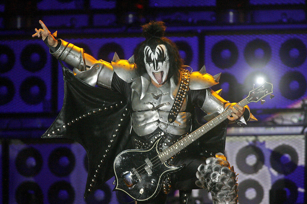 Kiss-Sänger mit Make-Up und heraushängender Zunge