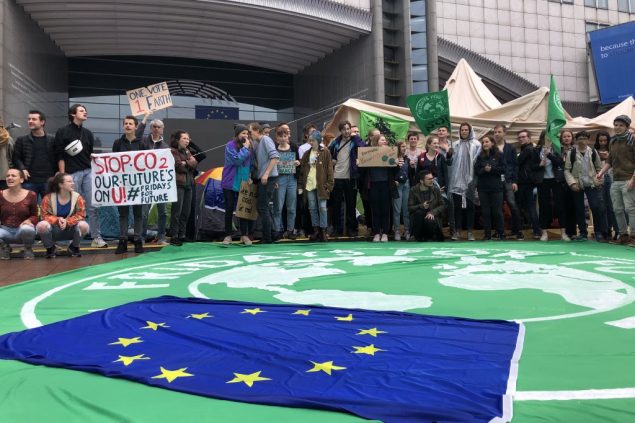 Klimaaktivisten campieren vor EU-Parlament in Brüssel (Bild: Nils Quintelier/Belga)