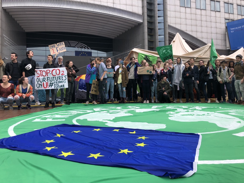 Klimaaktivisten campieren vor EU-Parlament in Brüssel (Bild: Nils Quintelier/Belga)