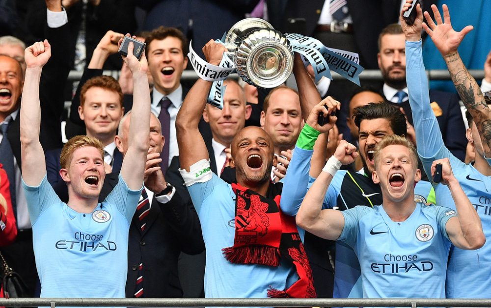 Vincent Kompany mit dem Meisterpokal (Bild: Daniel Leal-Olivas/AFP)