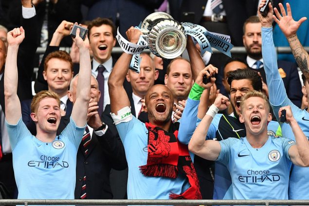 Vincent Kompany mit dem Meisterpokal (Bild: Daniel Leal-Olivas/AFP)