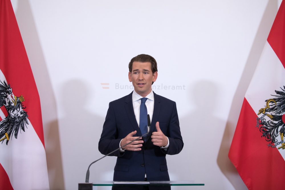 Österreichs Kanzler Sebastian Kurz bei der Pressekonferenz Samstagabend (Bild: Alex Halada/AFP)