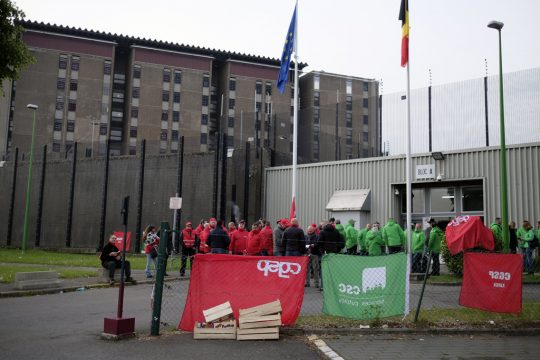 Demonstration vor dem Gefängnis von Lantin