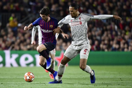 Zweikampf zwischen Liverpools Verteidiger Vingil van Dijk und dem spanischen Barcelona-Mittelfeldspieler Sergi Roberto beim Champions League-Spiel am 1. Mai 2019 (Bild: Javier Soriano/AFP)