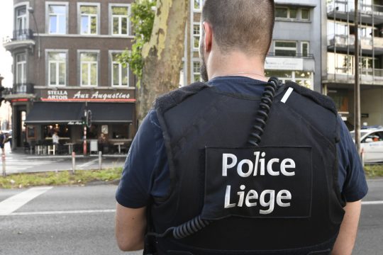 Polizist blickt auf Ort des Attentats am Boulevard d'Avroy