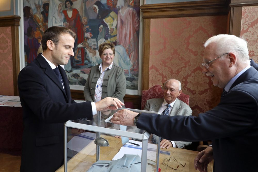 Macron bei seiner Stimmabgabe in Le Touquet (Bild: Iudovic Marin/Pool/AFP)