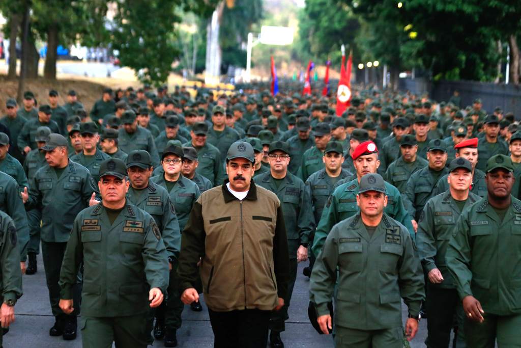 Maduro mit Soldaten in der Festung Tiuna in Caracas (Bild: Jhonn Zerpa/AFP)