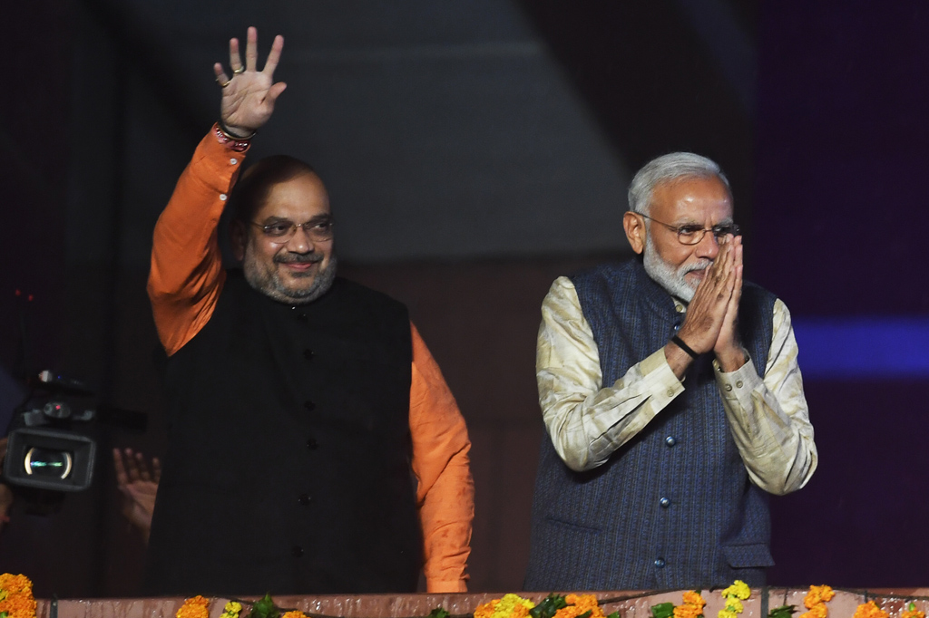 Narendra Modi (rechts) feiert seinen Wahlsieg in Neu Delhi (Bild: Prakash Singh/AFP)