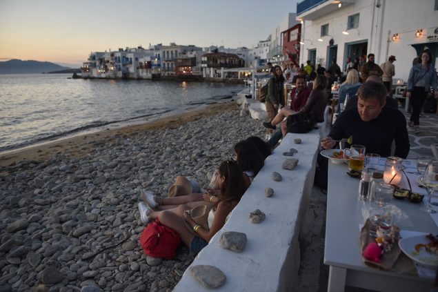 Touristen auf Mykonos (Bild: Louisa Gouliamaki/AFP)