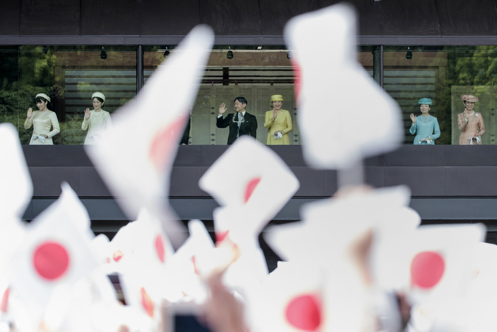 Japans neuer Kaiser Naruhito zeigt sich erstmals seinem Volk