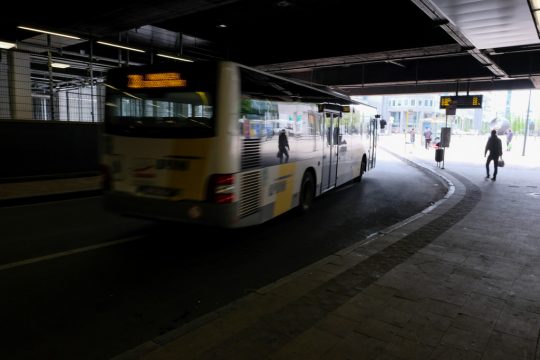Bushaltestelle von De Lijn am Brüsseler Nordbahnhof (Bild: Nicolas Maeterlinck/Belga)