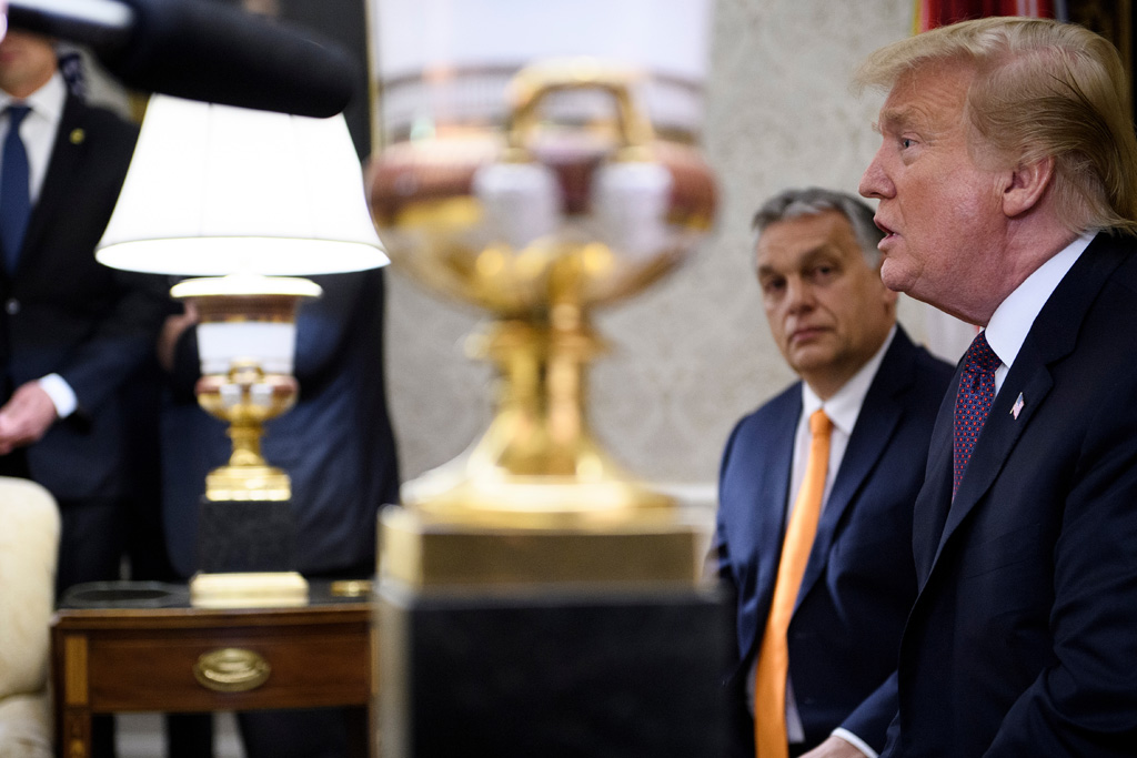 Viktor Orban zu Gast bei Donald Trump (Bild: Brendan Smialowski/AFP)