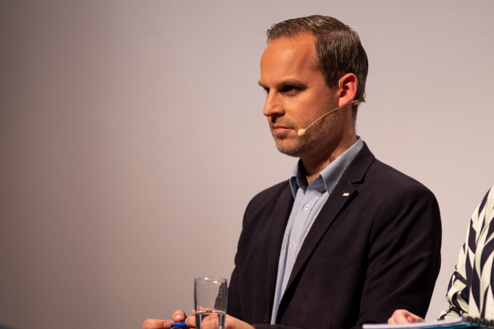 Colin Kraft bei der BRF-Debatte zur PDG-Wahl (Bild: Marc Schifflers/BRF)