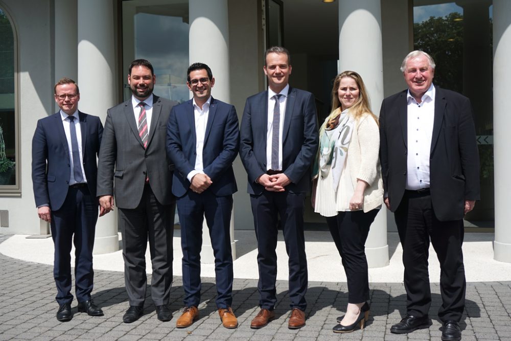 Alexander Miesen, Harald Mollers, Antonios Antoniadis, Oliver Paasch, Isabelle Weykmans und Karl-Heinz Lambertz (Bild: Stephan Pesch/BRF)