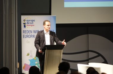 Ministerpräsident Paasch bei einer Diskussion über Bürgerbeteiligung in Eupen