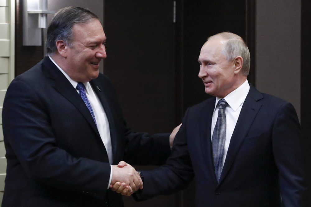 Mike Pompeo und Wladimir Putin in Sotschi (Bild: Pavel Golovkin/AFP)