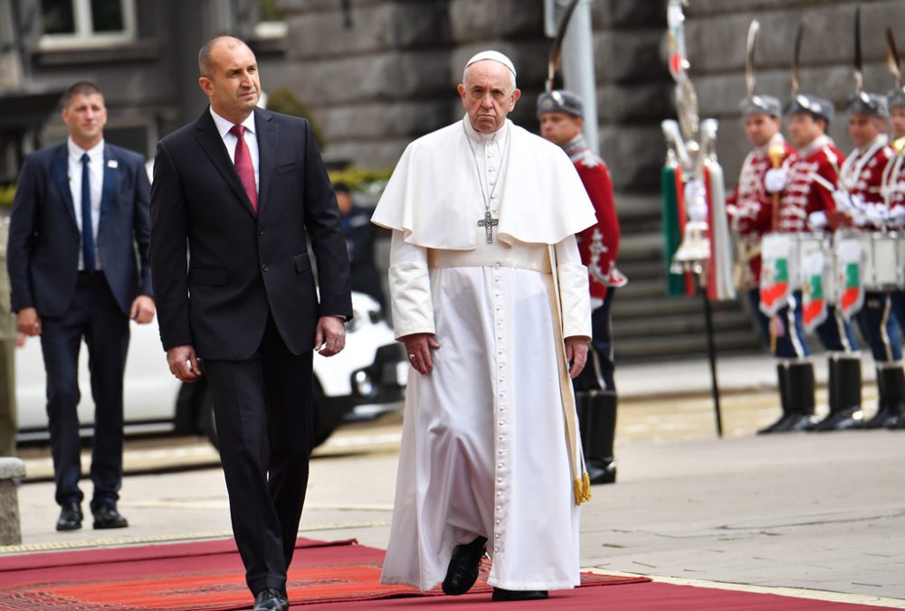 Papst Franziskus mit dem bulgarischen Staatschef Rumen Radew (Bild: Andreas Solaro/AFP)