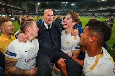 Genks Trainer Philippe Clement lässt sich feiern