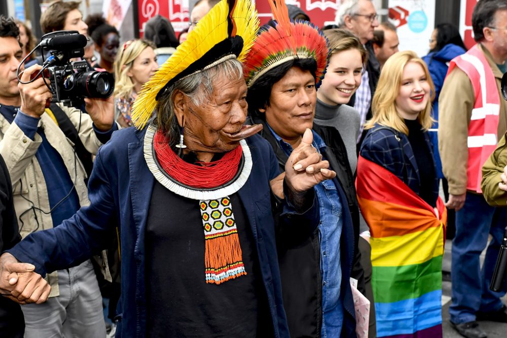 Raoni Metuktire am 17. Mai beim Klimamarsch in Brüssel (Bild: Dirk Waem/Belga)