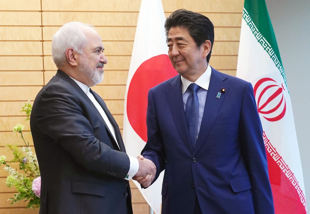 Mohammad Dschawad Sarif zu Gast bei Shinzo Abe (Bild: Eugene Hoshiko/AFP)